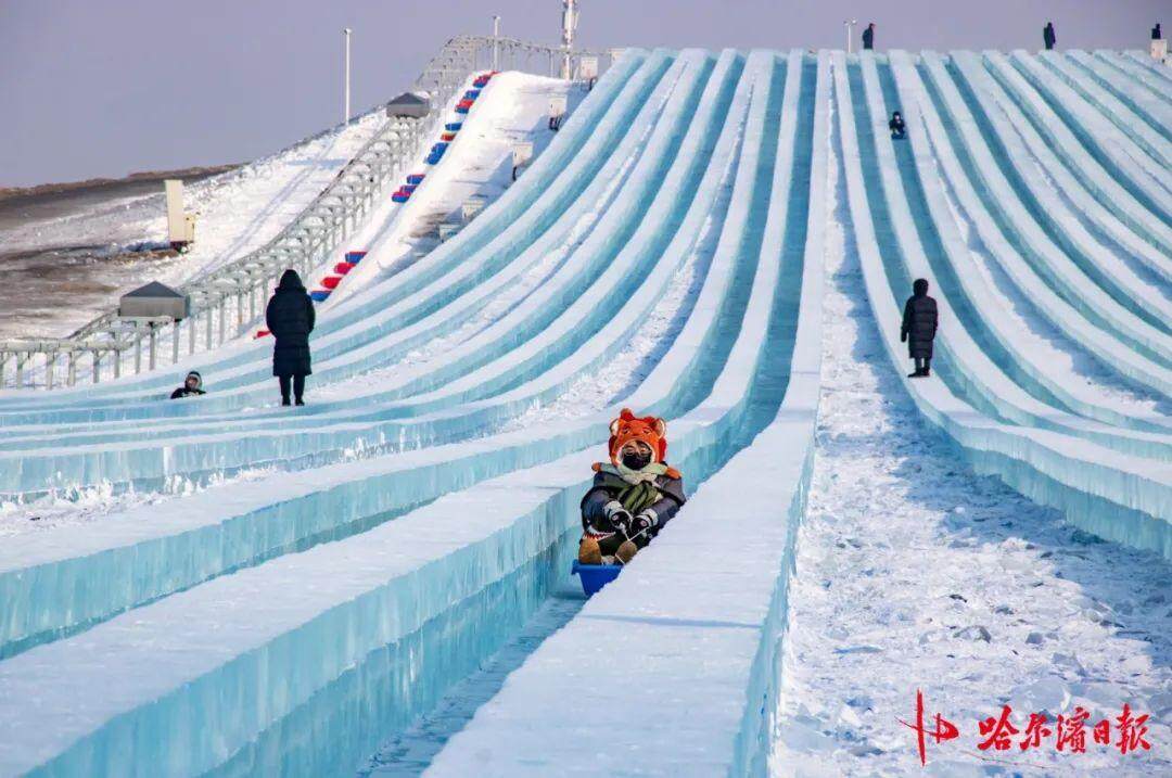 冰雪大世界開(kāi)園，游客裹棉被排隊(duì)體驗(yàn)冬日奇趣