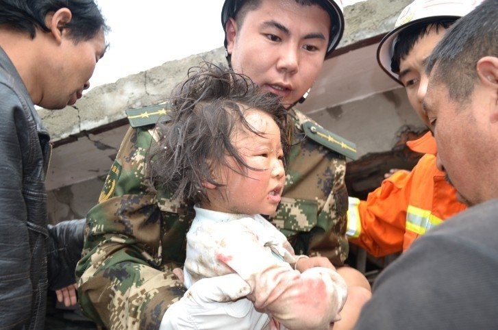 震區(qū)小女孩在解放軍戰(zhàn)士面前翩翩起舞