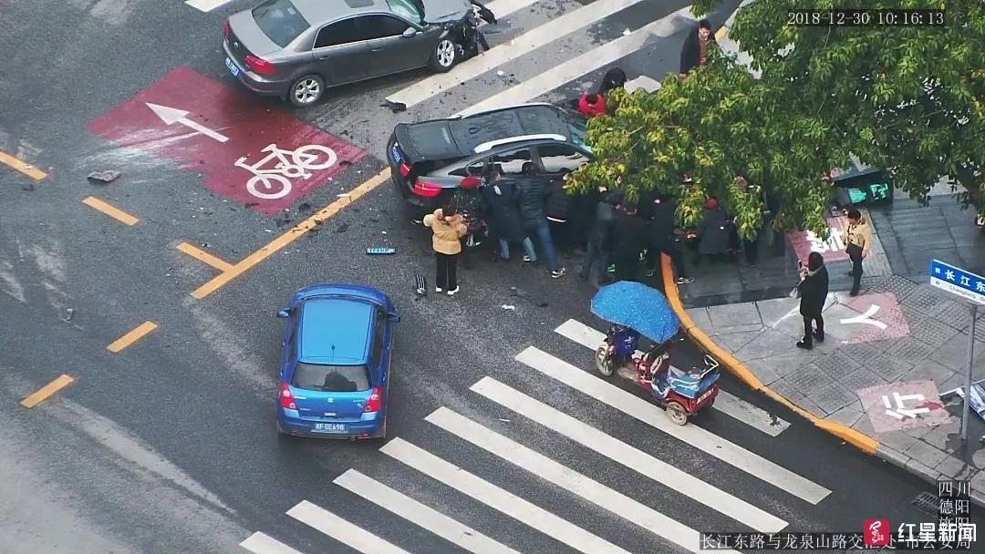 小米SU7側(cè)翻起火，路人合力抬車救人