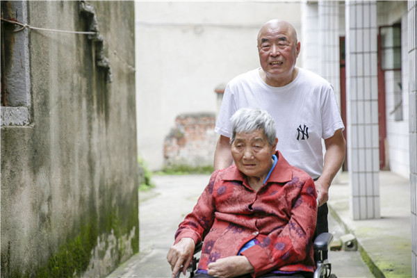 媽媽去世男子跪地報(bào)喪，深情告別引發(fā)老人回跪還禮