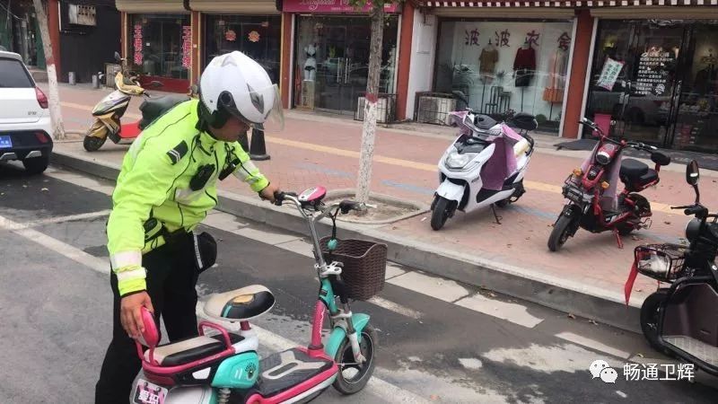 盲人憤怒推倒占用盲道的電動(dòng)車，呼吁尊重盲道權(quán)益