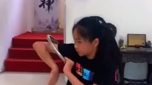 大三女生學習詠春拳，手眼神態(tài)展現驚人變化