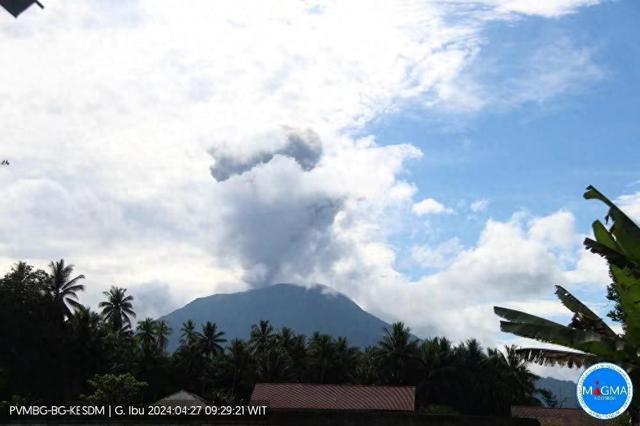 印尼伊布火山噴發(fā)，灰柱高達3000米