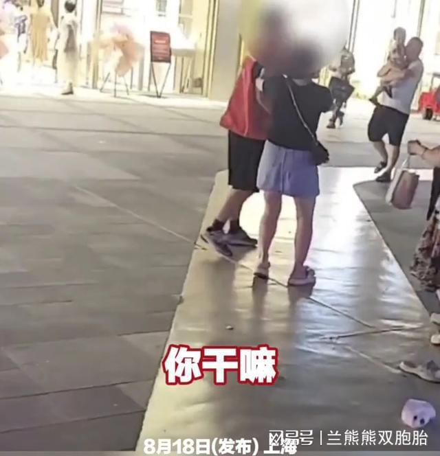 男子公交車上暴力砸傷女子頭部