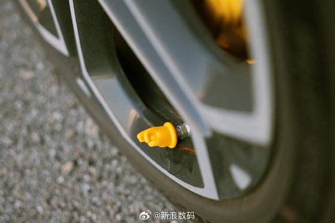 小米贈(zèng)送專屬氣門芯帽給SU7車主，專屬OK帽亮相