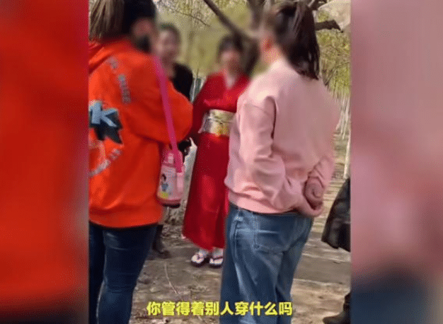 南京景區(qū)女子穿和服拍照引發(fā)爭(zhēng)議