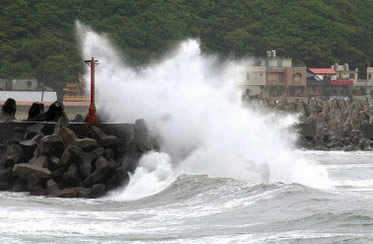 秘魯北部遭巨浪襲擊，超百處海灘關(guān)閉