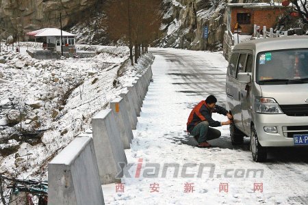 雪天迷路司機獲熱心大哥救助，重慶山路救援行動成功展開