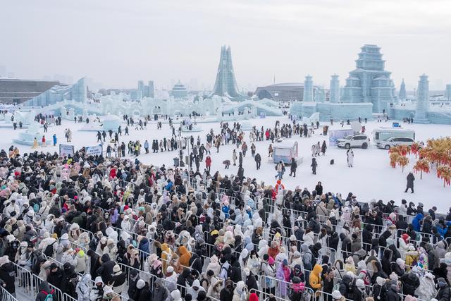 哈爾濱冰雪大世界游客排隊(duì)引發(fā)退票潮