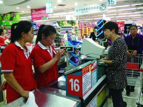 超市老板成功阻止醉漢尾隨女生行為，正義之舉值得贊揚(yáng)