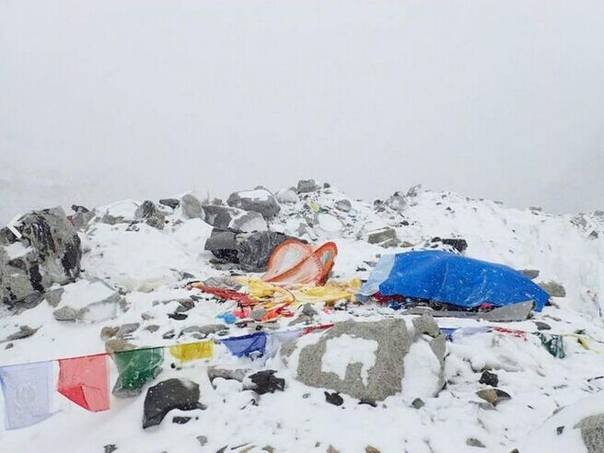 網(wǎng)友珠峰大本營遭遇地震，車輛劇烈搖晃