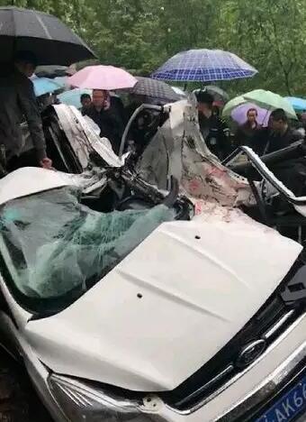 警方通報(bào)，小轎車撞貨車事故致一人死亡兩人受傷