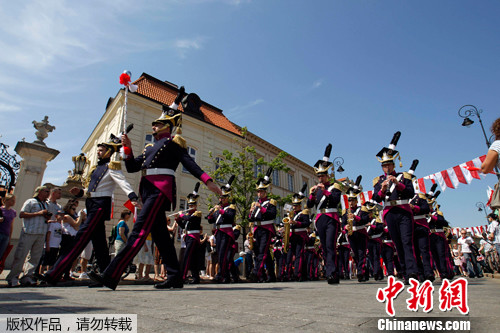 巴黎跨年慶?；顒?dòng)盛大舉行