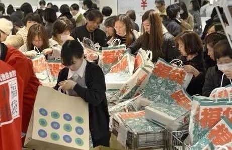 大批外籍游客涌入上海