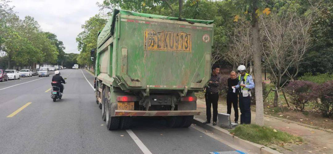 超載渣土車為躲處罰雇人盯梢交警靈活設(shè)計解析方案_雕版42.88.66