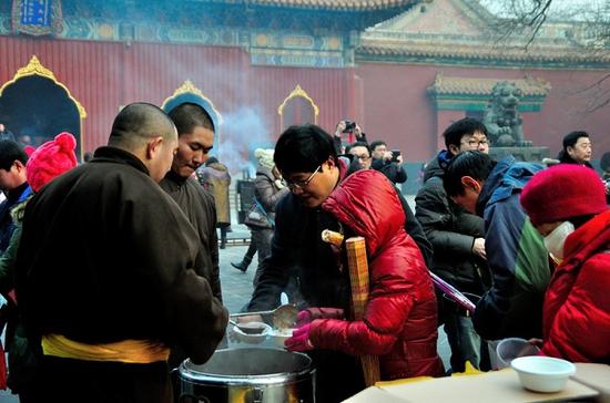 市民在雍和宮排長(zhǎng)隊(duì)領(lǐng)臘八粥,涵蓋廣泛的說(shuō)明方法_微型版22.33.61最新正品解答定義_專屬款83.57.81