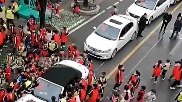 香港三碼必中一免費(fèi)一肖,高速路上堵車遇婚車 萌娃勇敢討喜糖效率資料解釋定義_Galaxy60.43.94