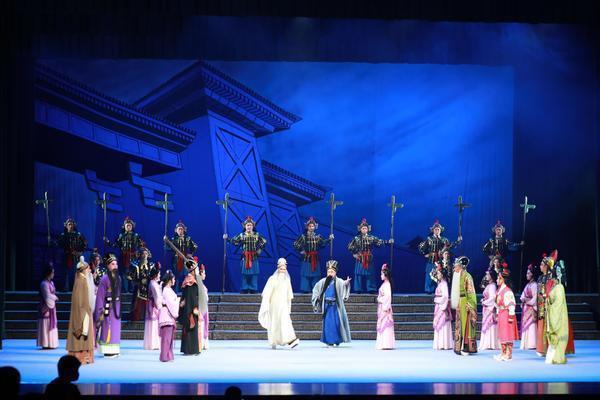 澳門免費(fèi)資料精準(zhǔn)大全掛牌,豫劇演出遇大雪 臺下無人演員仍表演快速響應(yīng)計劃設(shè)計_Deluxe50.68.98